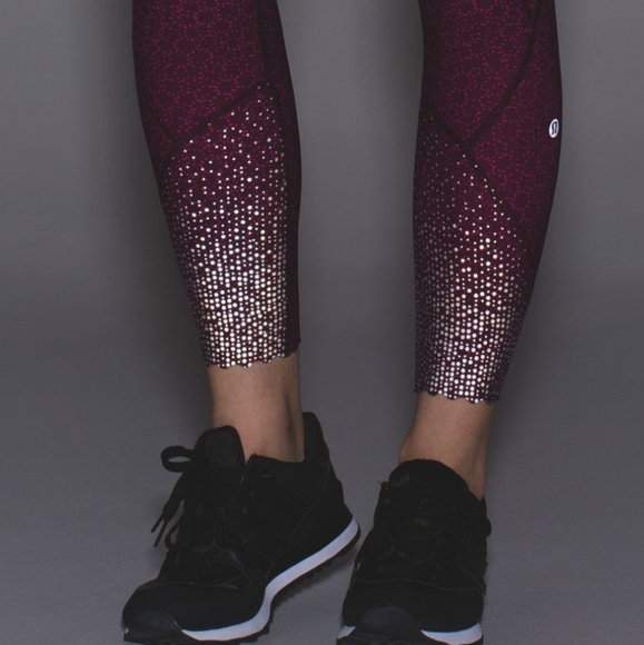 ❌️SOLD❌️Lululemon Tight Stuff Tight Star Pixel Raspberry Bordeaux Drama Size 4 - Picture 7 of 7